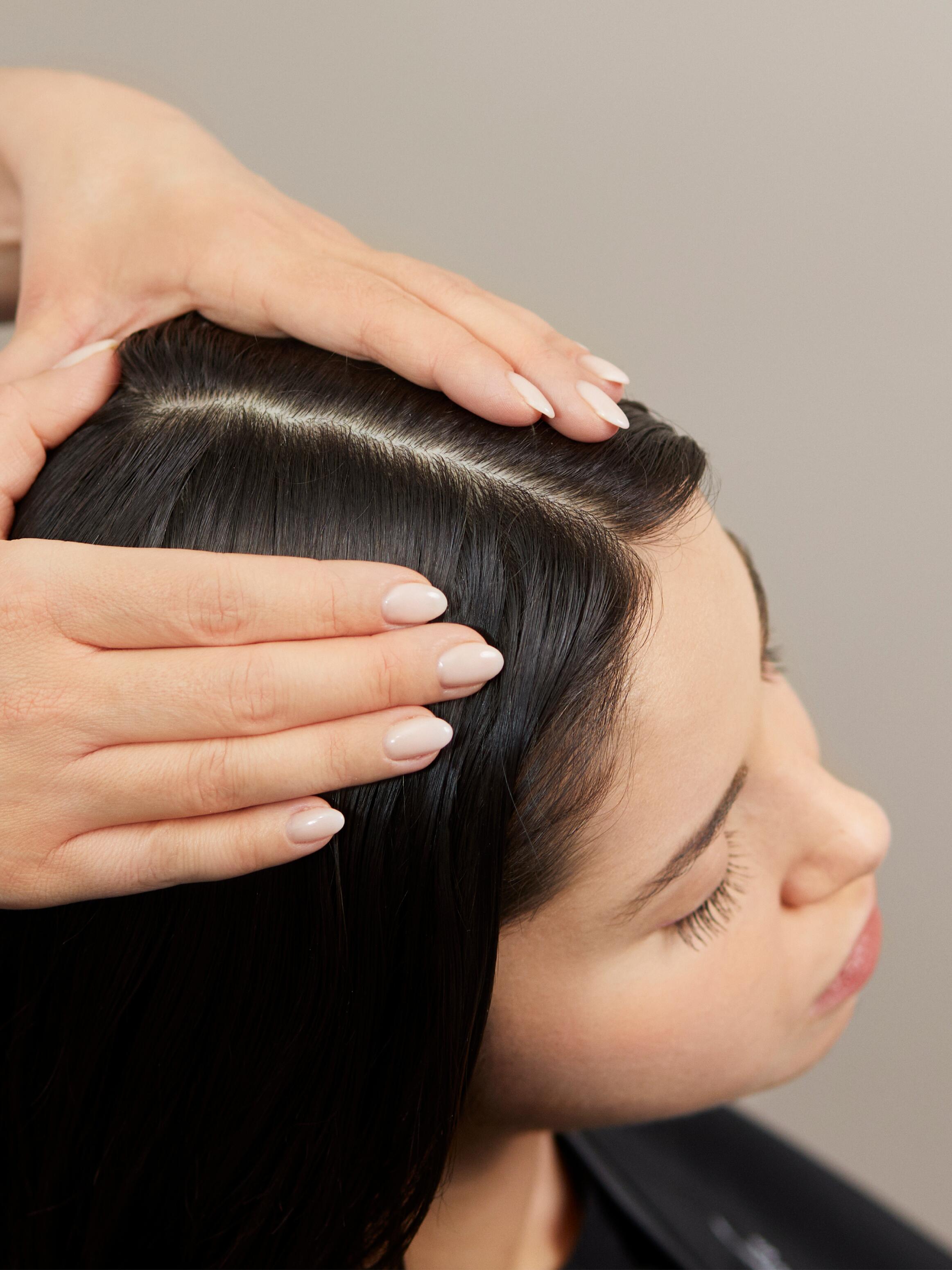 Massaggio del cuoio capelluto e crescita dei capelli